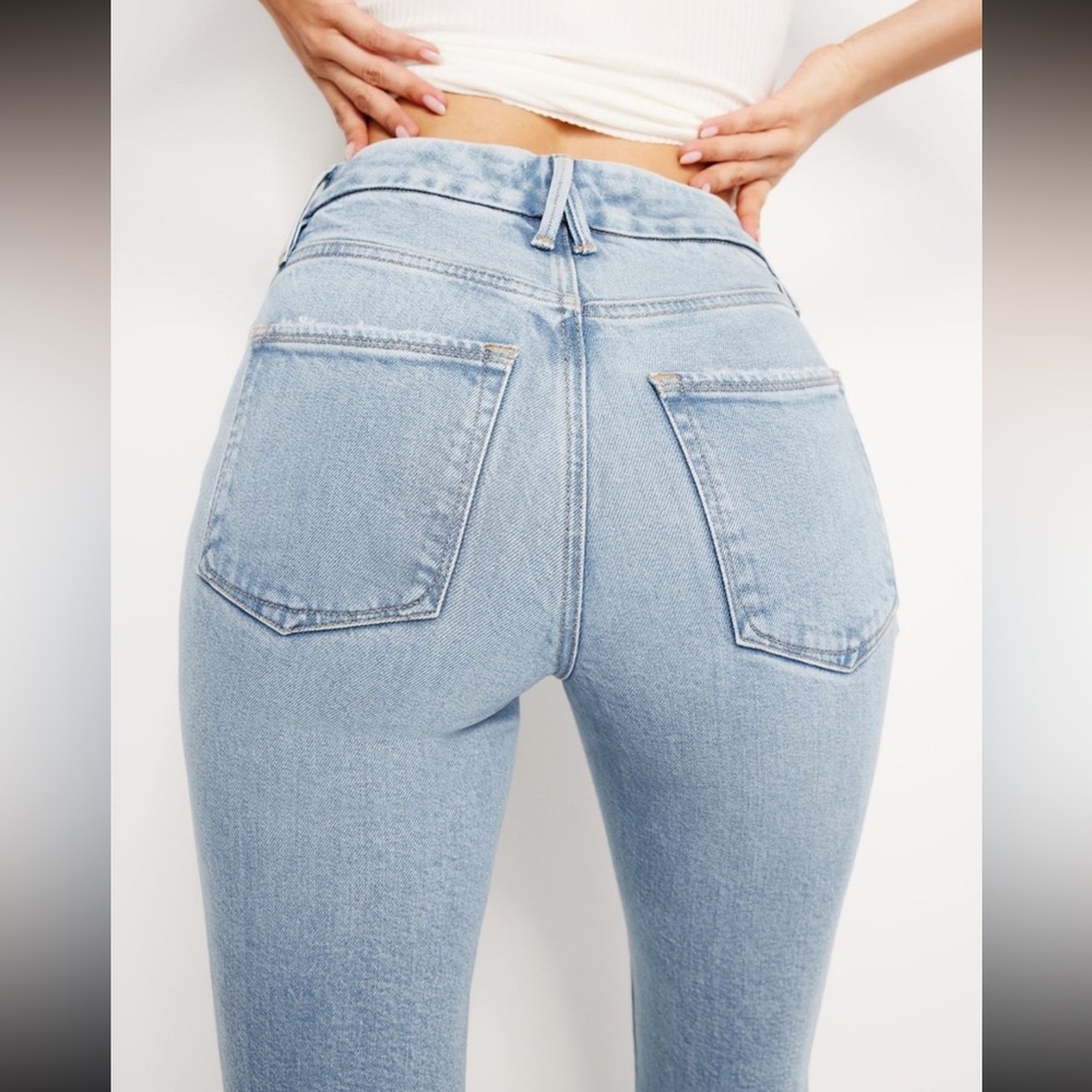Good American Straight Leg Jeans in Light Blue Wash